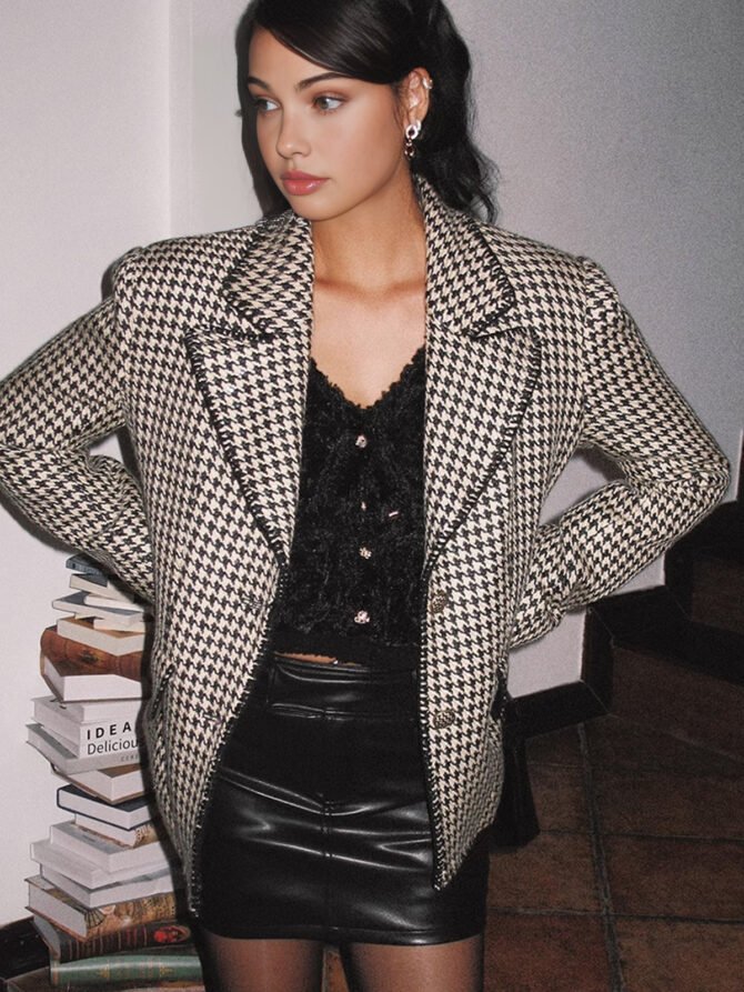 Retro Lapel Button Blazer - Image 4