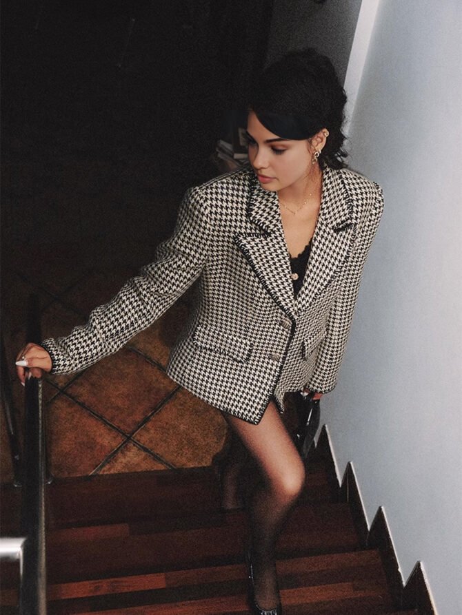 Retro Lapel Button Blazer - Image 3
